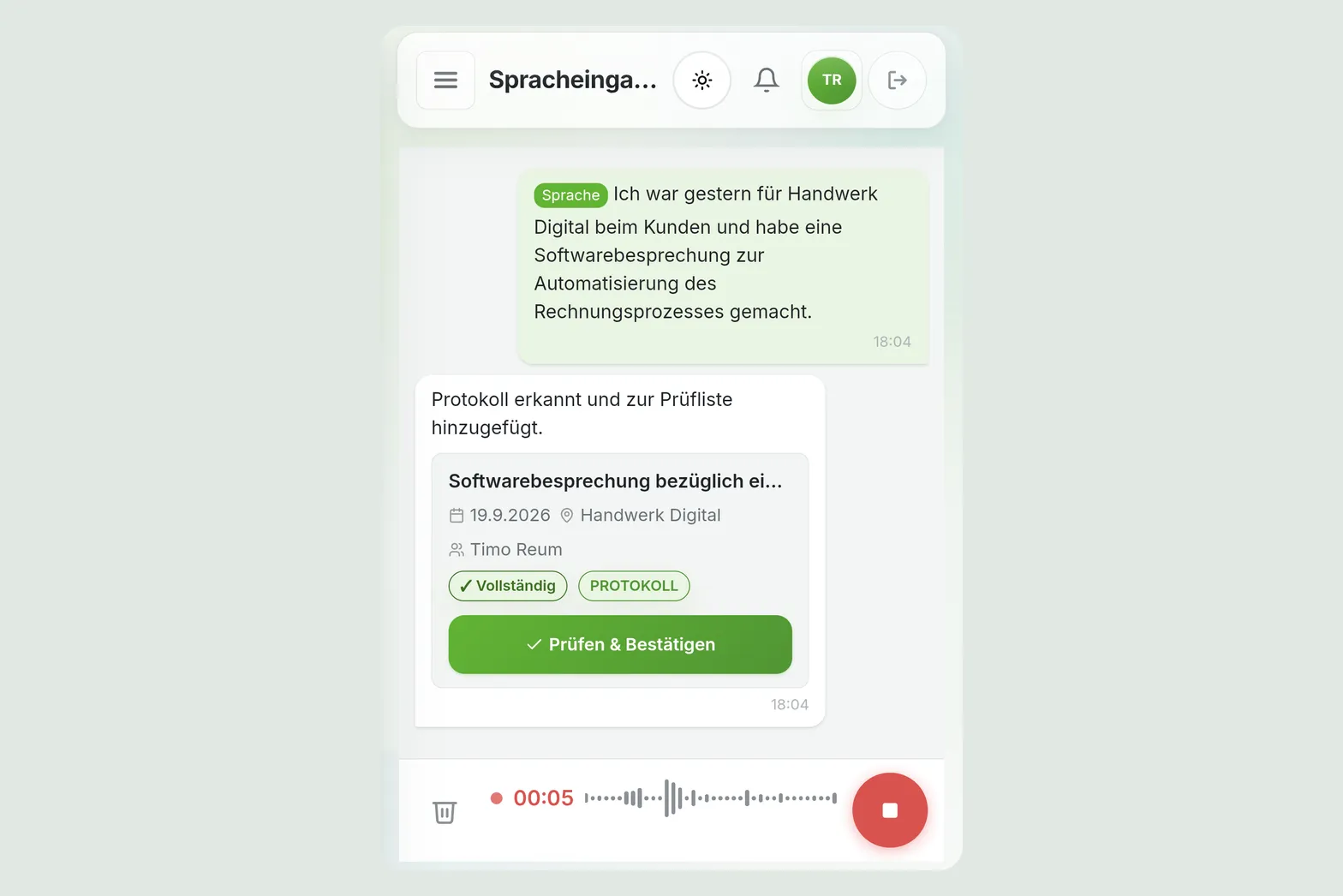 Handy-Ansicht der Sprach-App: oben die eingesprochene Nachricht „Ich war gestern für Handwerk Digital beim Kunden und habe eine Softwarebesprechung zur Automatisierung des Rechnungsprozesses gemacht“, darunter der daraus erkannte Protokoll-Eintrag mit Titel, Datum, Ort und Teilnehmer, als vollständig markiert, mit der Schaltfläche „Prüfen & Bestätigen“. Unten die Aufnahme-Leiste mit laufender Sprachaufnahme.